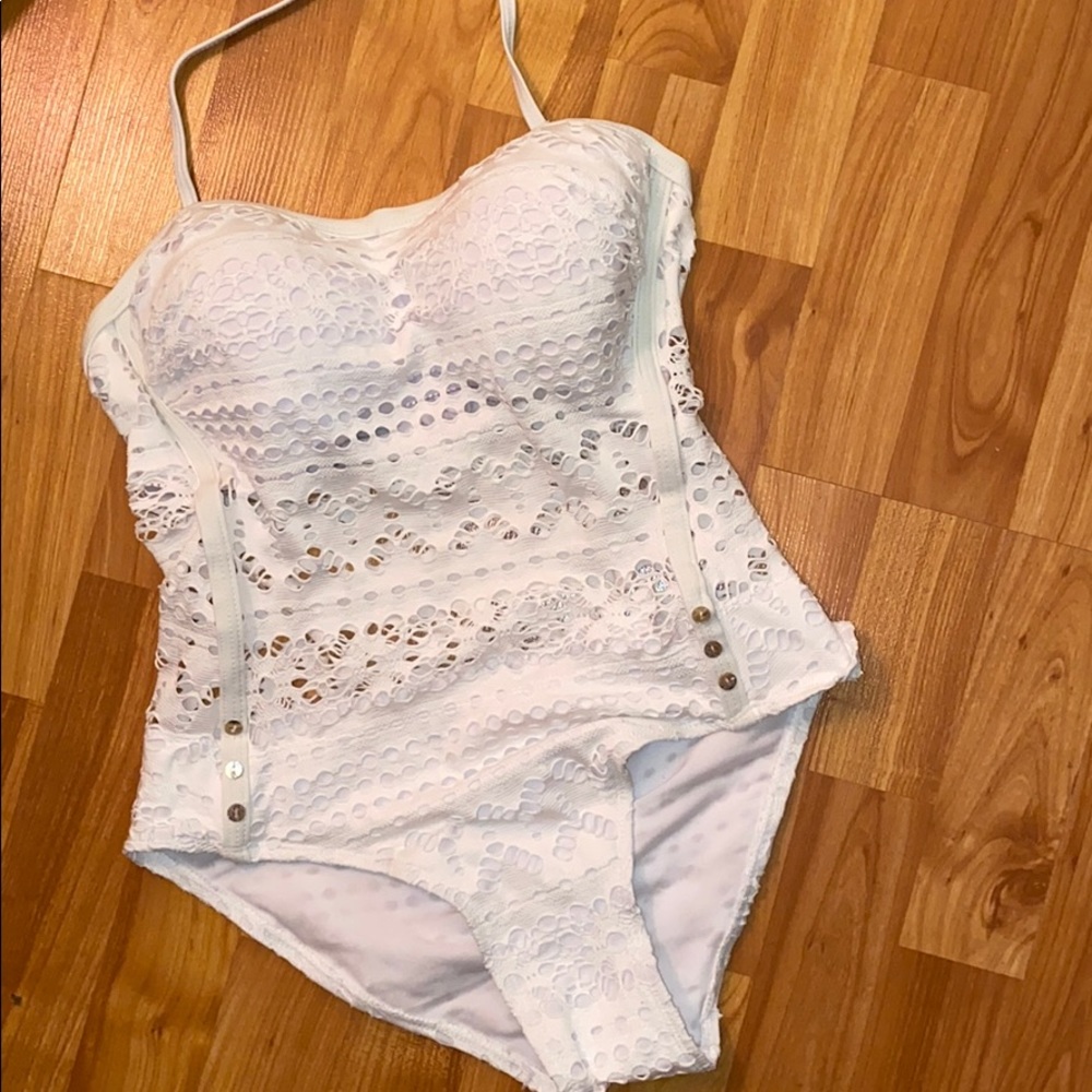 White one piece bathing suit 🤍👙